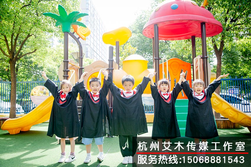 幼兒園小朋友手牽手拍攝