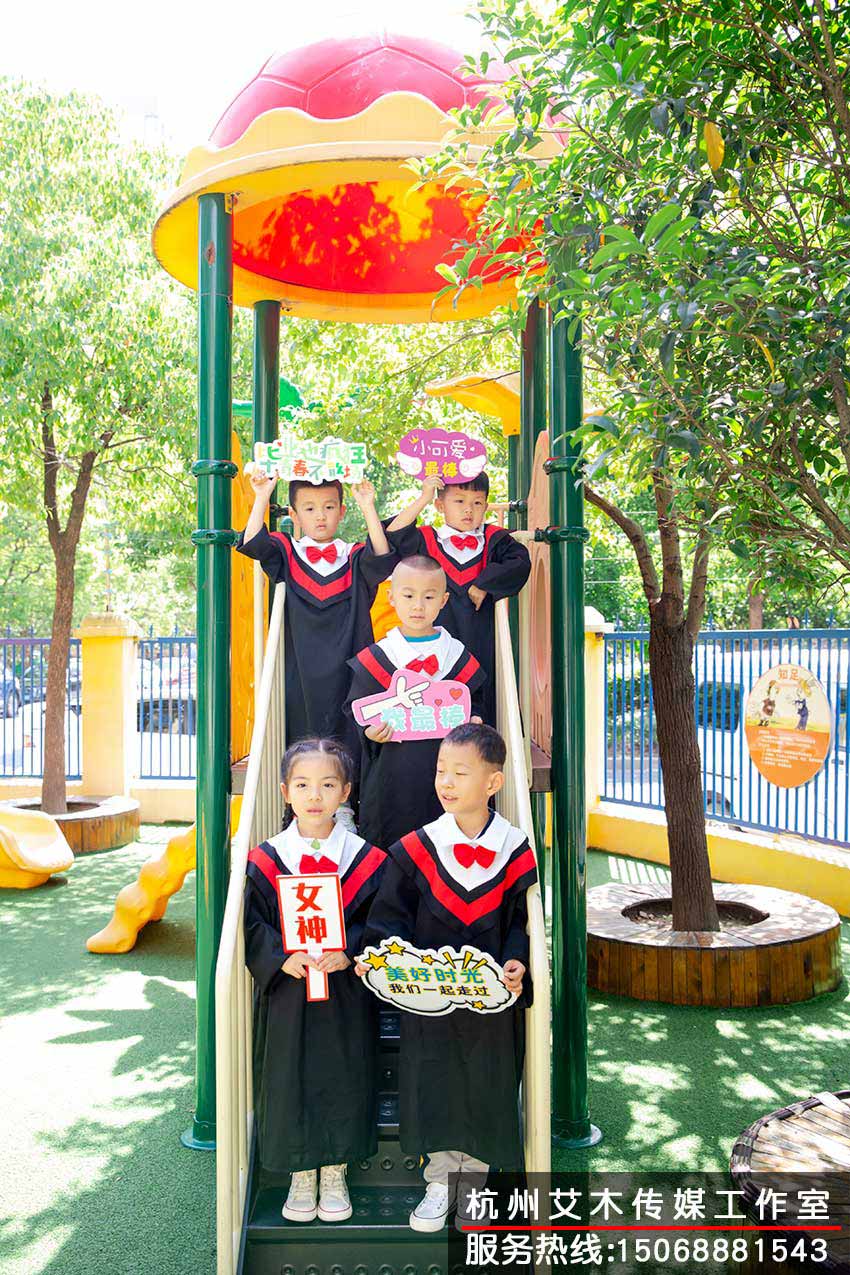 幼兒園小朋友手牽手拍攝