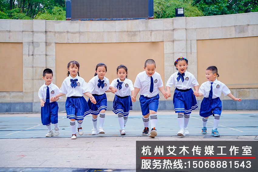 和熟悉的幼稚園，親密的同學牽手留念拍攝