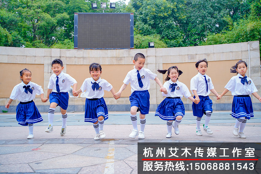 和熟悉的幼稚園，親密的同學牽手留念拍攝