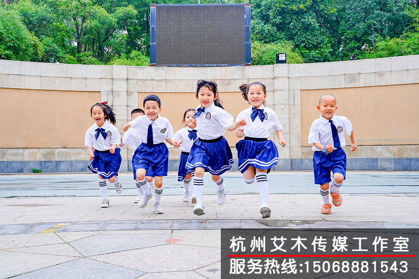 和熟悉的幼稚園，親密的同學牽手留念拍攝