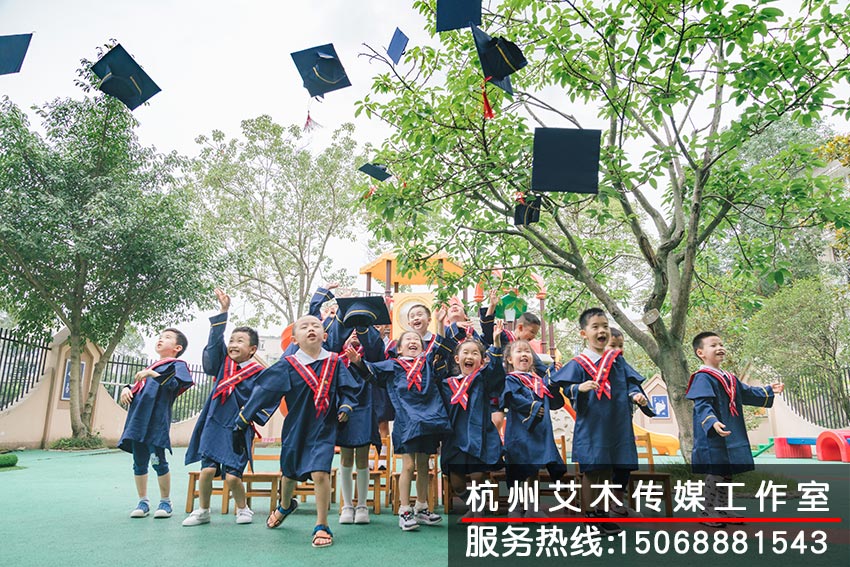 統一服裝扔帽子的集體照拍攝留影