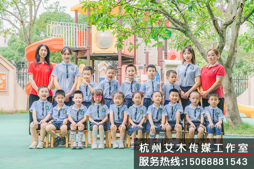 老師和幼兒園同學集體拍攝留念